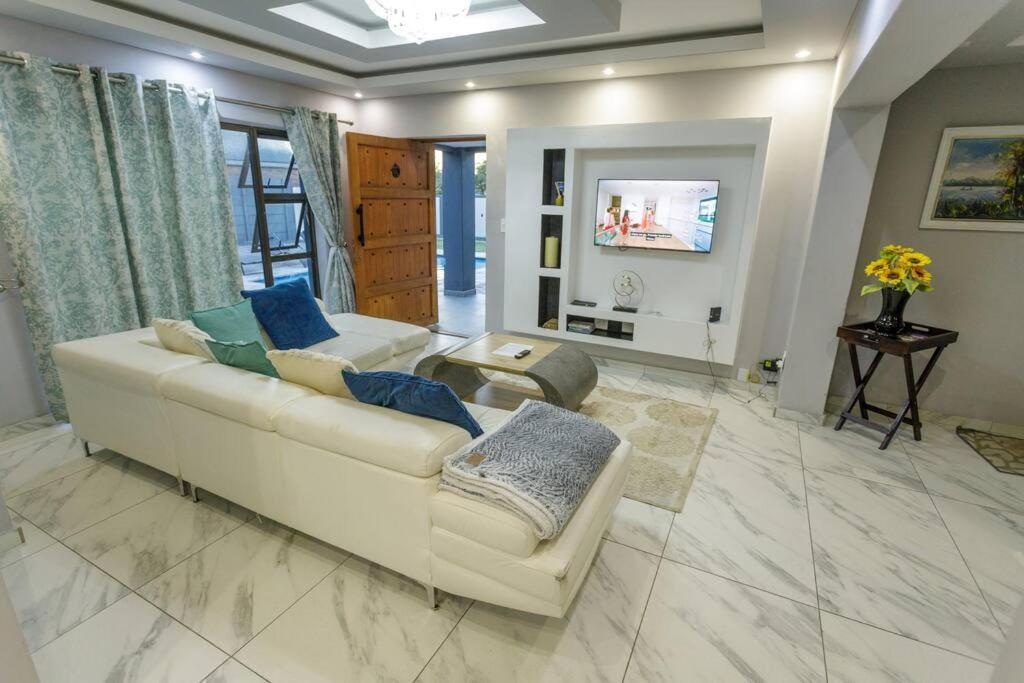 Cozier Glitz Villa Кейптаун Екстериор снимка